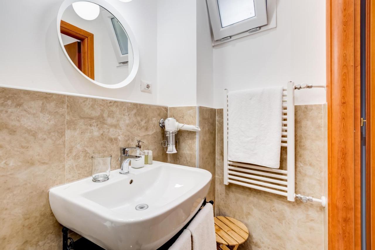 Lovely And Modern Nest Near The Colosseum Rome Bagian luar foto